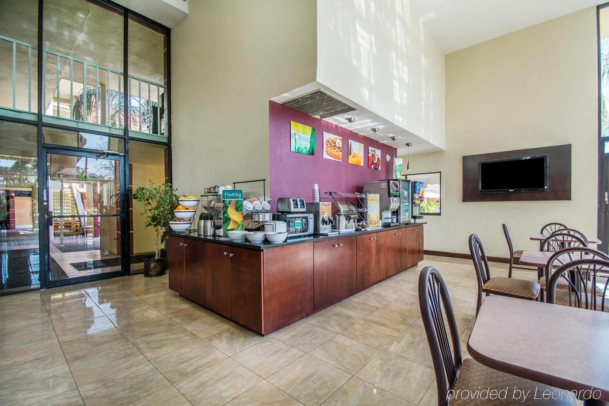 Hotel Quality & At Tropicana Field 2*