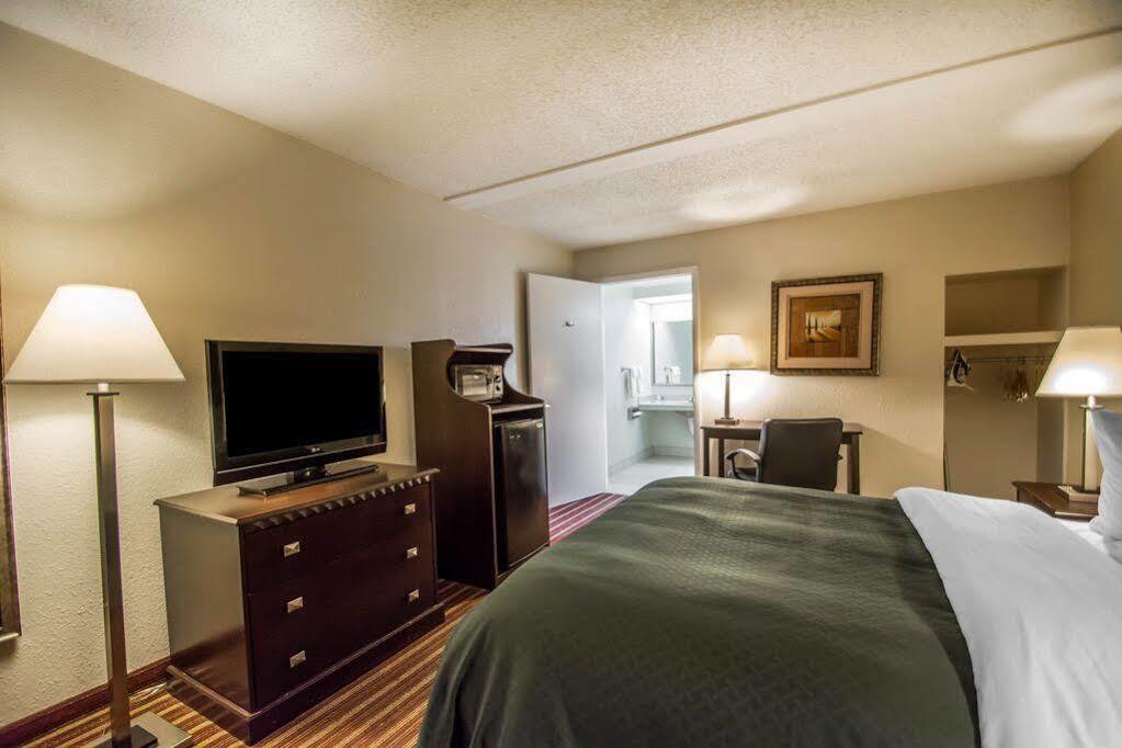 Hotel Quality & At Tropicana Field San Petersburgo