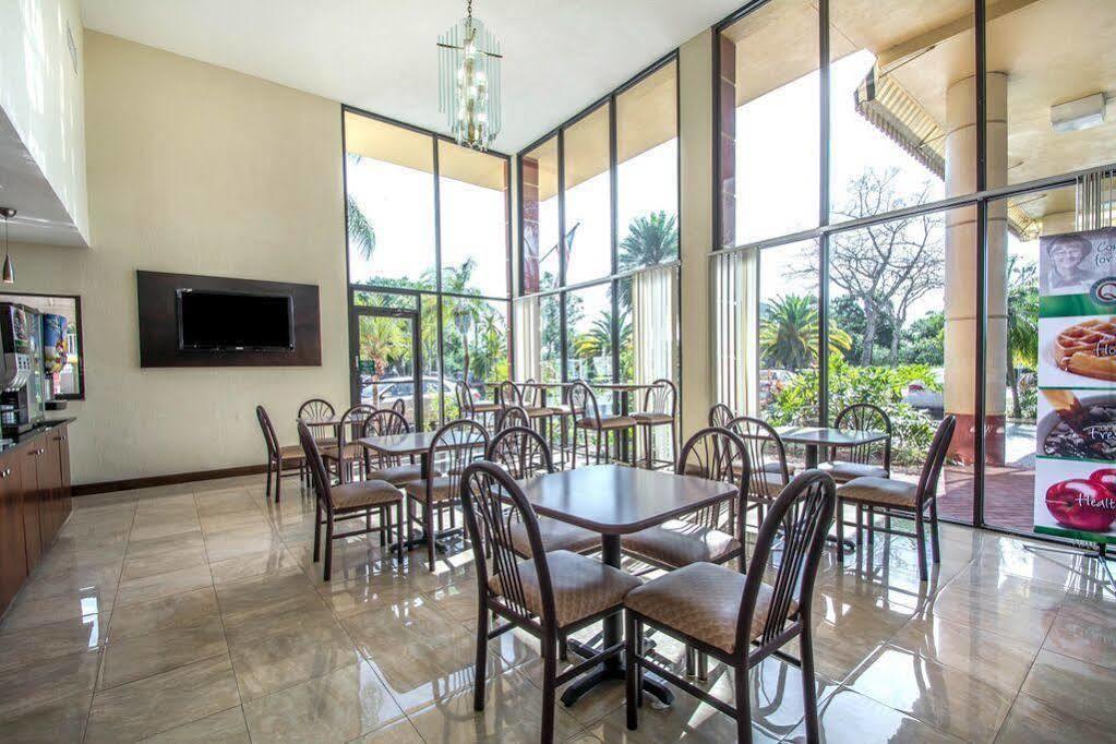 Hotel Quality & At Tropicana Field San Petersburgo